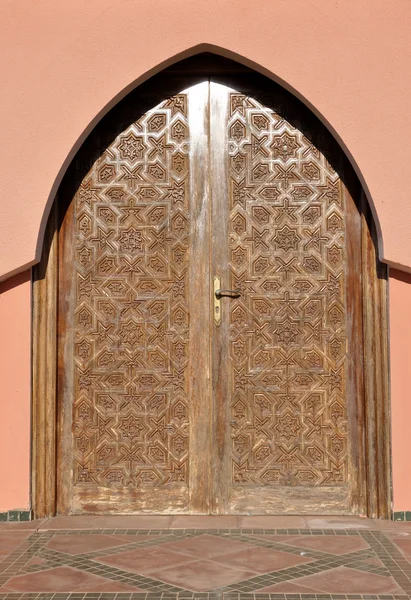 Porta de madeira oriental em Marrakech, Marrocos — Fotografia de Stock