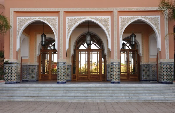 Oosterse ingerichte ingang in marrakech, Marokko — Stockfoto