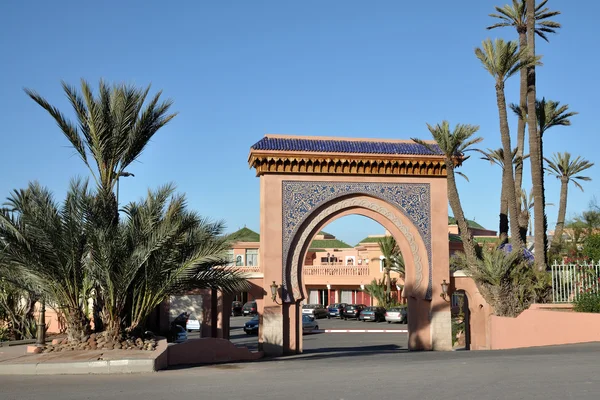 Puerta de estilo oriental tradicional en Marrakech, Marruecos — Foto de Stock