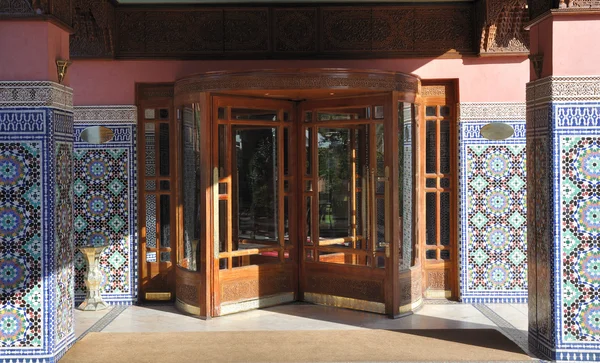 マラケシュ、モロッコの東洋の装飾が施された入口 — ストック写真