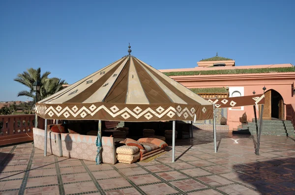 在一个露台在马拉喀什的传统摩洛哥帐篷 — 图库照片