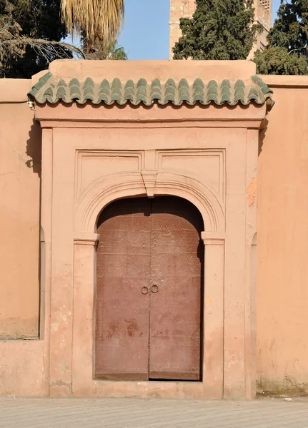 マラケシュ、モロッコで閉じたドア — ストック写真