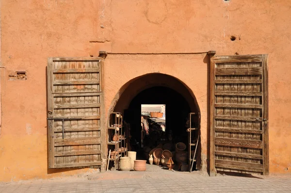 Loja de oleiros em Marrakech, Marrocos — Fotografia de Stock