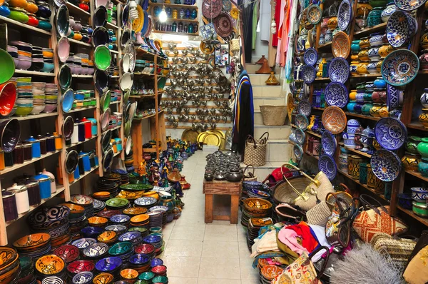 Färgstark keramik till salu i marrakech, Marocko — Stockfoto