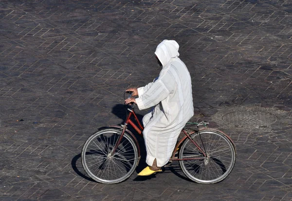 Man op fiets in marrakech, Marokko — Stockfoto