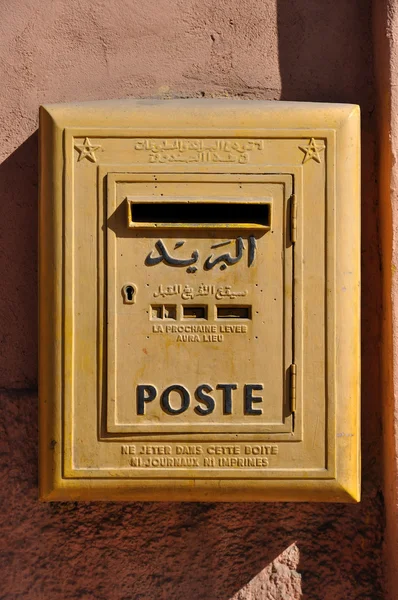 Gele postvak in marrakech, Marokko — Stockfoto
