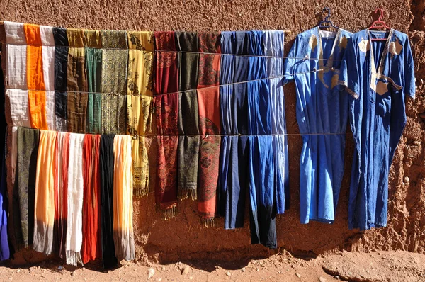 Färgglada kläder till salu i Marocko Afrika — Stockfoto