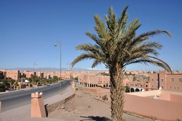 Strada nella città di Ouarzazate, Marocco — Foto Stock
