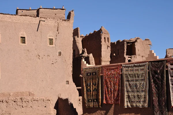 Продажа ковров в Марокко, Африка — стоковое фото