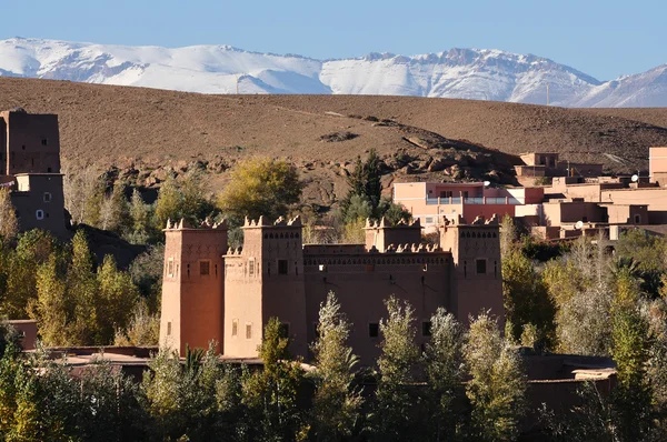 Marokkói casbah, a háttérben az Atlasz-hegység — Stock Fotó