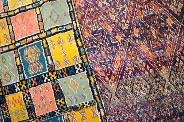 Berberské ručně tkaný koberec v Maroku — Stock fotografie