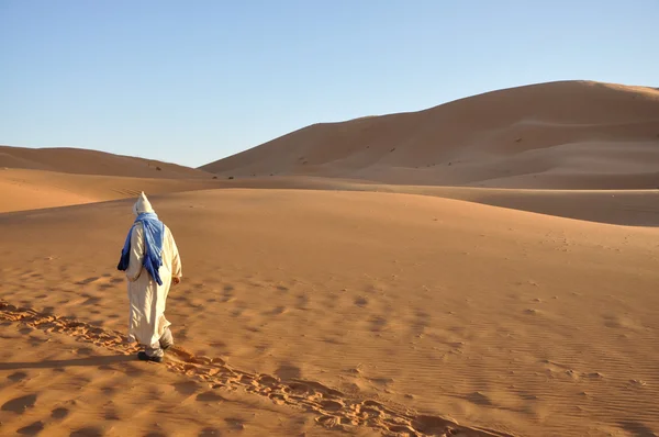 Beduin na pustyni sahara — Zdjęcie stockowe