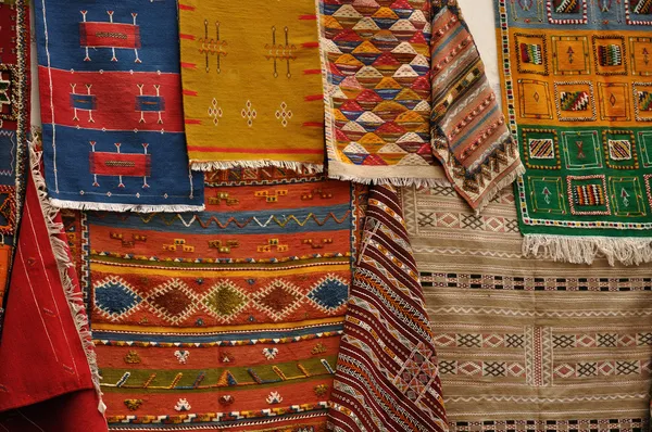 Orientaliska mattor till salu i essaouria, Marocko — Stockfoto