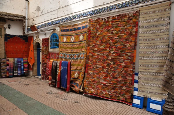 Koberce na prodej v essaouria, Maroko Afrika — Stock fotografie