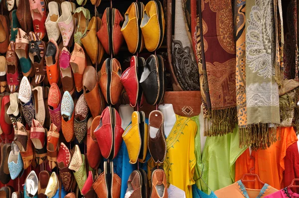 Orientaliska skor och kläder — Stockfoto