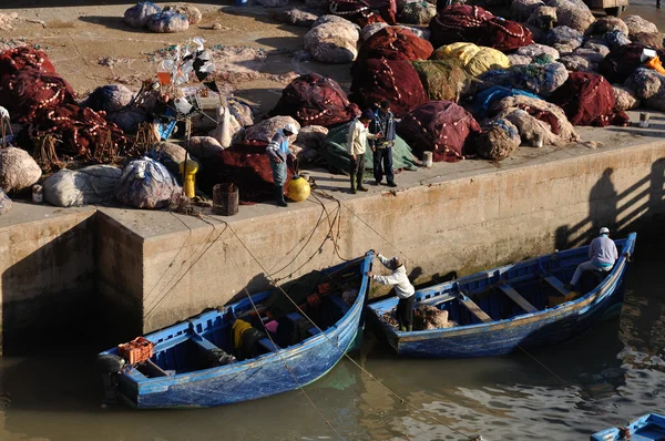 Рыбаки в старом порту Эс-Суриа, Марокко — стоковое фото