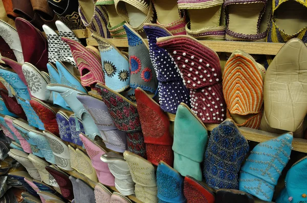Traditionele Oosterse schoenen in essaouria, Marokko — Stockfoto