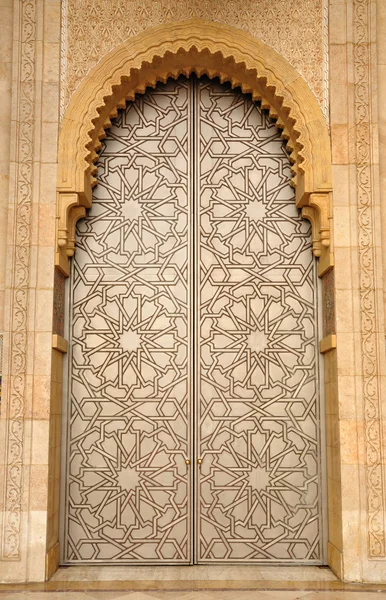 Дверь в мечети Хасана II в Касабланке, Марокко — стоковое фото