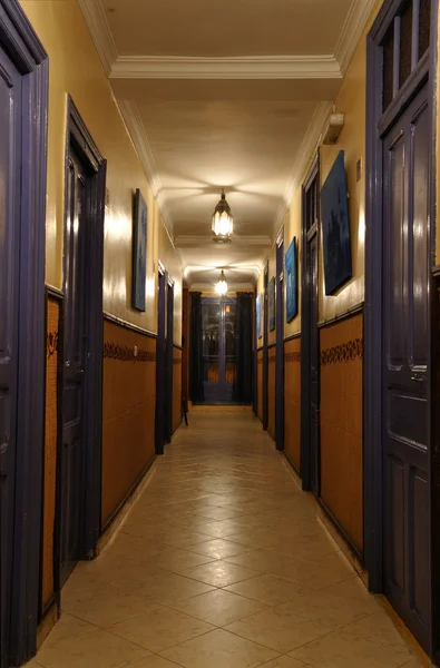 Пустой коридор отеля с голубыми дверями — стоковое фото