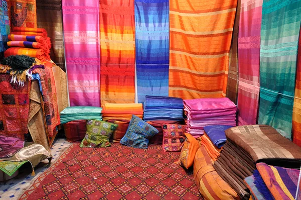 Kolorowe tkaniny na sprzedaż w fes, Maroko — Zdjęcie stockowe