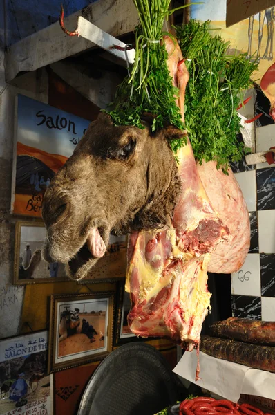 フェズ、モロッコでの販売のためのラクダの頭 — ストック写真