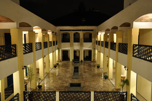 Pátio interior de um Riad marroquino tradicional — Fotografia de Stock