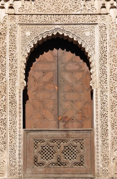Porte décorée en Medersa Bou Inania, Fes Maroc — Photo