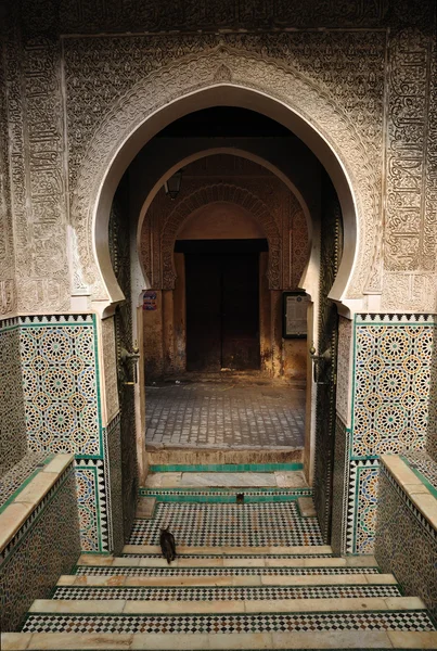 Tor in medersa bou inania, fes marokko — Stockfoto