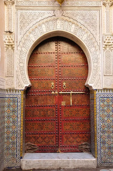 Оформлені двері у районі Медина міста Фес, Марокко — стокове фото