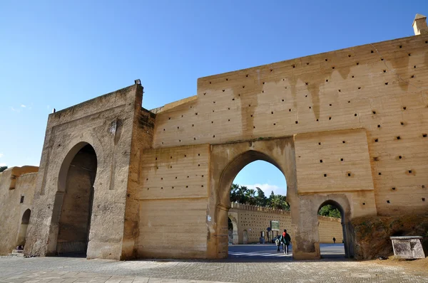 Středověké město s bránou bab el mahrouk v fes, Maroko — Stock fotografie