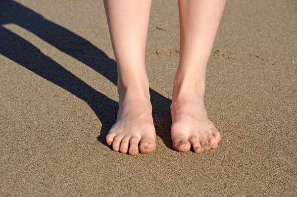 Female feets on the beach — Stock Photo, Image