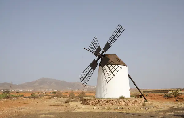 Moinho de vento tradicional em Espanha — Fotografia de Stock