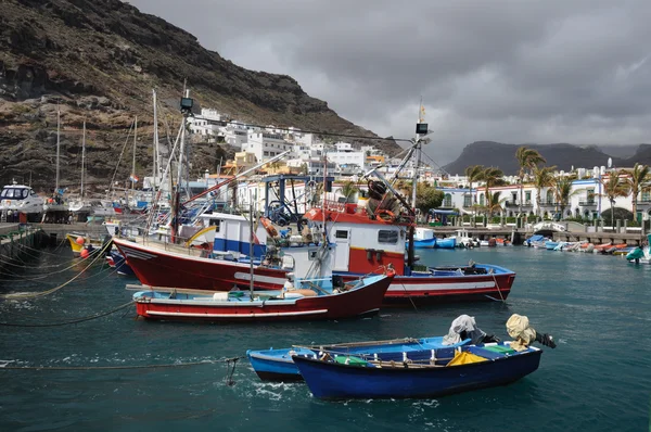 Barcos de pesca en Puerto de Mogan, Gran Canaria —  Fotos de Stock