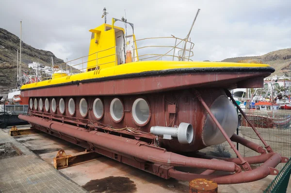 Sottomarino in bacino di carenaggio. Puerto de Mogan, Grand Canary Spagna — Foto Stock