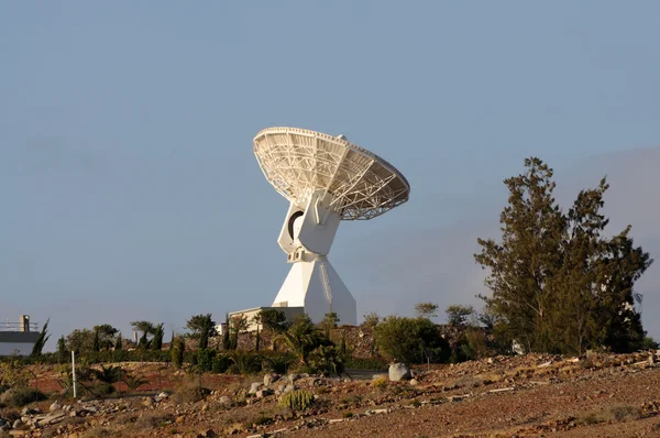 Comunicaciones antena satelital —  Fotos de Stock