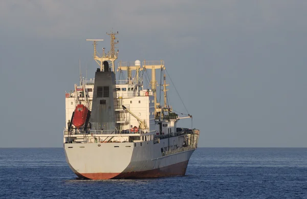Грузовое судно на море — стоковое фото