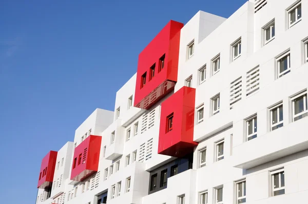 현대 빨간색과 흰색 주거 집 — 스톡 사진