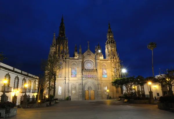 Arucas kathedraal in de nacht. eiland Gran Canaria, Spanje — Stockfoto