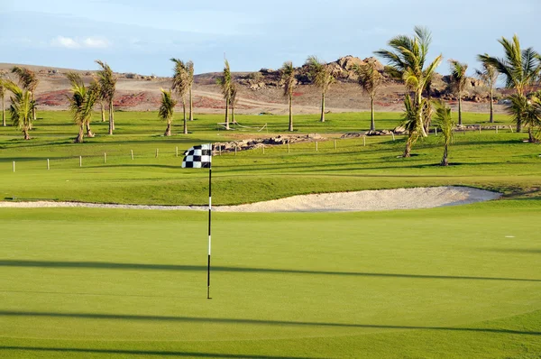 Golfplatz im tropischen Resort — Stockfoto