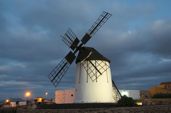 Moinho de vento tradicional em Espanha — Fotografia de Stock