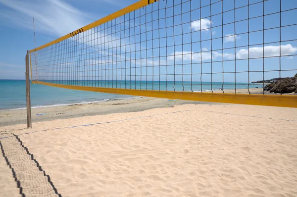 Volleybollnät på stranden — Stockfoto