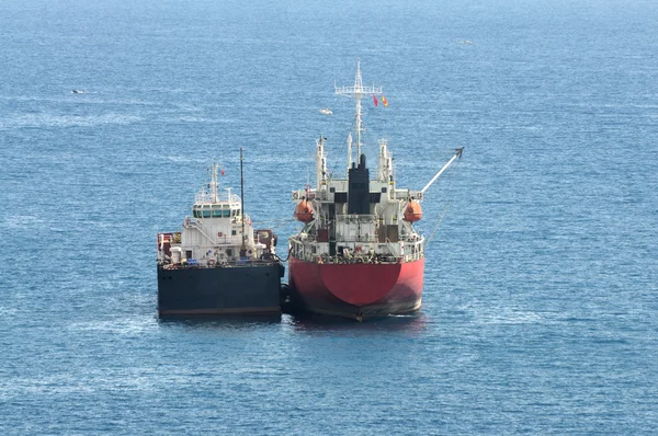 Δύο φορτηγά πλοία στη θάλασσα — Φωτογραφία Αρχείου