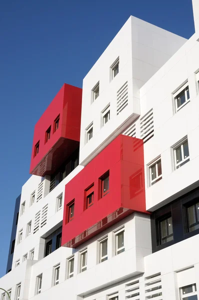 Nowoczesne czerwony i biały dom mieszkalny — Zdjęcie stockowe