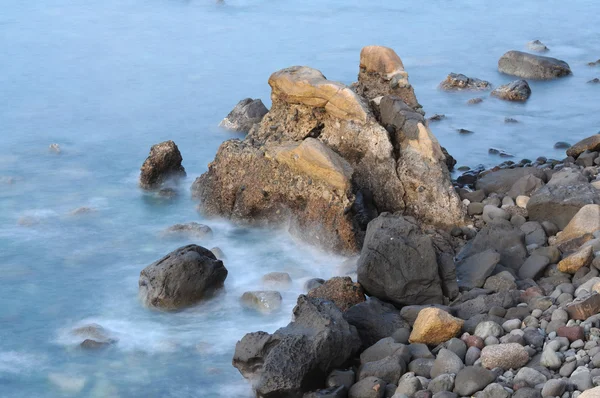大西洋の海岸の岩の上を行く波 — ストック写真