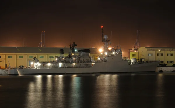 Militärschiff in der Nacht im Hafen — Stockfoto