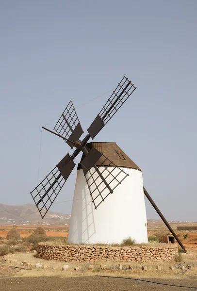 Tradiční větrný mlýn v fuerteventura, Kanárské ostrovy Španělsko — Stock fotografie