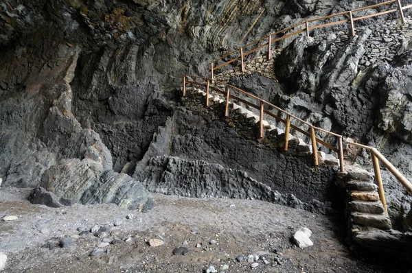 Lépcső egy nagy barlang a Kanári sziget fuerteventura — Stock Fotó