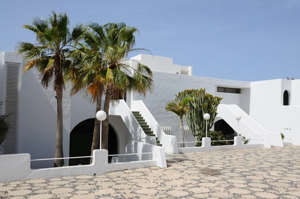 Casas brancas em resort espanhol — Fotografia de Stock