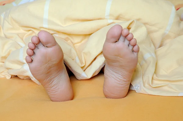 Picioare feminine în pat — Fotografie, imagine de stoc