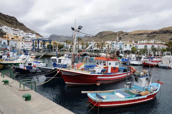 Puerto de mogan, grand Kanári halászhajók — Stock Fotó